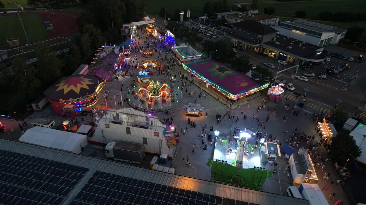 Das Chilbi-Areal ist in diesem Jahr etwas kleiner. Die traditionelle Ecke des Feuerwehrzelts (ganz oben im Bild) musste wegen des Baus der neuen Fernwärme-Heizzentrale nach vorne verschoben werden. (Archiv) Luftaufnahme der Chilbi Wetzikon.